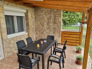 Outdoor dining - Holiday apartment mit Terrasse und WLAN (Keszthely)