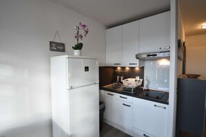 Kühlschrank, Kochgeschirr/Geschirr/Besteck