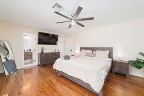 3 bedrooms, iron/ironing board, free WiFi, bed sheets - Private Resort-Style Pool, Tiki Cabana Paradise • 3BR/2BA • Near NRG Stadium (Houston)