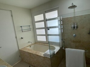 Een douche, een haardroger, handdoeken, zeep