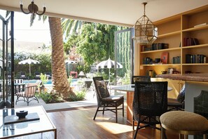 Dining - Villa Carlotta (Los Angeles)