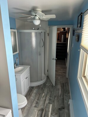 Shower, jetted bath, hair dryer, towels - 3bedroom house in quaint town of Decatur with great views of lake life All Year! (Decatur)
