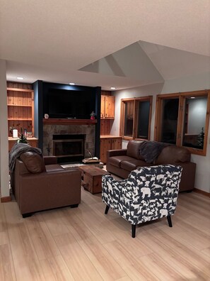 Living area - Beautiful renovated three-story townhouse offering 1,800 sq ft of living space. (Stratton)
