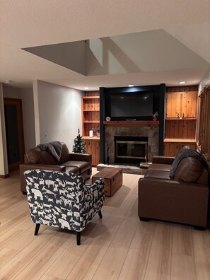 Living area - Beautiful renovated three-story townhouse offering 1,800 sq ft of living space. (Stratton)