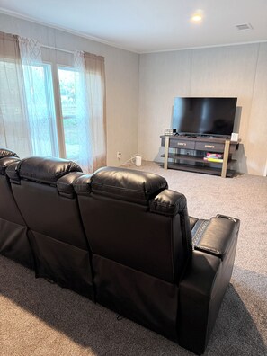 Interior - 3-bedroom mobile home in beautiful Inglis with AC (Inglis)