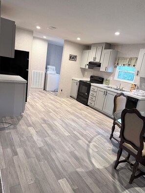 Private kitchen - 3-bedroom mobile home in beautiful Inglis with AC (Inglis)