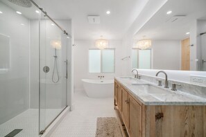 Shower, hair dryer, towels - 633 Managed by Brampton Park (Boynton Beach)