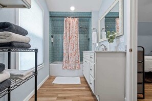 Shower, hair dryer, shampoo - Cozy retreat w/hot tub & patio (Pensacola)