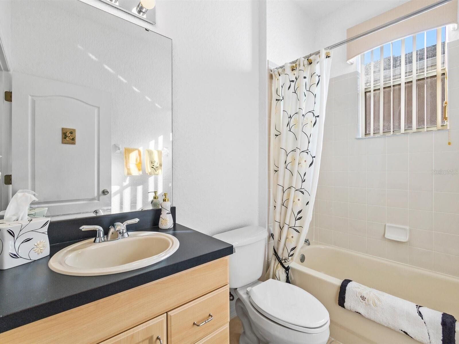 Een badkamer met een wastafel, toilet en bad.
