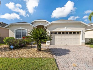 Exterior - Cozy 4 bedroom home with pool (Davenport)