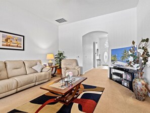 Smart TV - Cozy 4 bedroom home with pool (Davenport)
