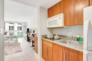 Classic Studio, City View | Private kitchen | Full-size fridge, microwave, cookware/dishes/utensils - The Club at Brickell Bay (Miami)