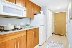 Classic Studio, City View | Private kitchen