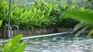 Quarto triplo luxo, vista para a piscina | Roupas de cama premium, ferros/tábuas de passar roupa, Wi-Fi de cortesia