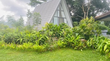 Grand Villa | Premium bedding, iron/ironing board, free WiFi, bed sheets