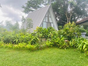 Grand Villa | Premium bedding, iron/ironing board, free WiFi, bed sheets - Rain Drops Wellness Villa Sinharaja (Mederipitiya)