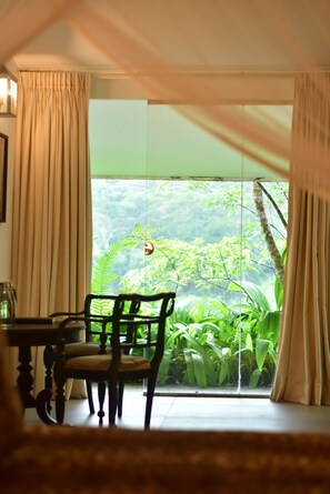 Kamar Triple Deluks, pemandangan kolam renang | Seprai premium, setrika/meja setrika, Wi-Fi gratis, dan seprai linen