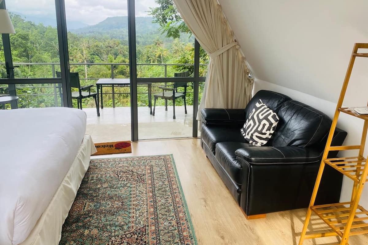 Premium bedding, iron/ironing board, free WiFi, bed sheets