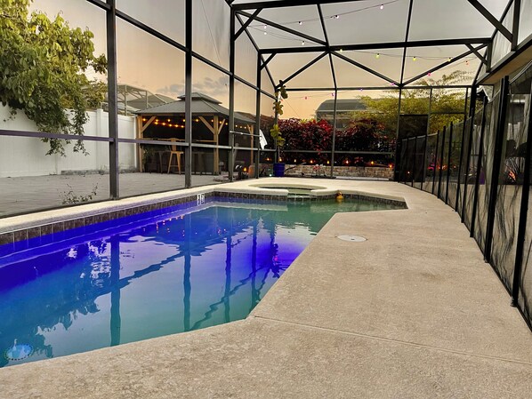 Alberca al aire libre y alberca climatizada