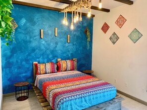 Tabla de planchar con plancha, internet y ropa de cama 