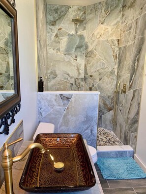 Dusche, Haartrockner, Handtücher, Seife