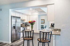 Private kitchen - Sunset Oasis with private pool and waterfront in Cape Coral (Cape Coral)