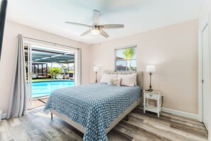 3 bedrooms, iron/ironing board, Internet, bed sheets - Sunset Oasis with private pool and waterfront in Cape Coral (Cape Coral)