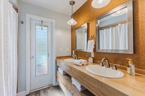 Shower, hair dryer, towels, soap - Sunset Oasis with private pool and waterfront in Cape Coral (Cape Coral)