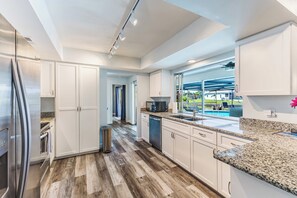Private kitchen - Sunset Oasis with private pool and waterfront in Cape Coral (Cape Coral)