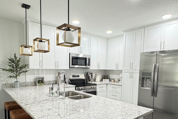 Kjøleskap, mikrobølgeovn, ovn og kokeplater