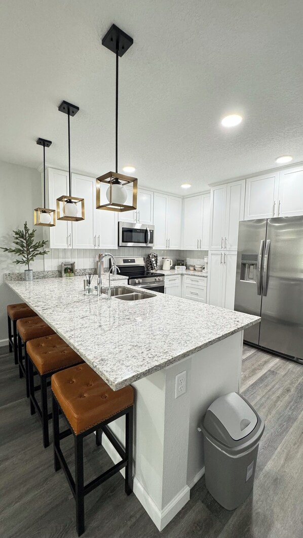 Refrigerador, microondas, horno, placa de cocina