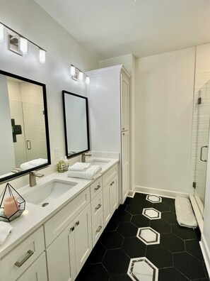 Shower, hair dryer, towels, soap - Central Baton Rouge Home near LSU, Downtown & Medical Centers (Baton Rouge)