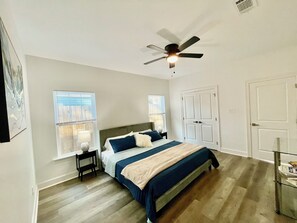 Tabla de planchar con plancha, wifi, ropa de cama