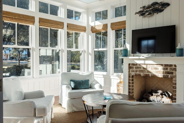 Smart TV, fireplace