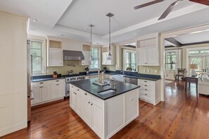 Fridge, microwave, oven, stovetop - Walk to Wilson Village, Carriage House Included (Bluffton)