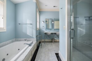 Douche, baignoire à jets, sèche-cheveux, serviettes fournies