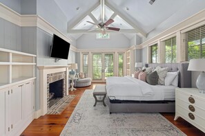 4 bedrooms, iron/ironing board, free WiFi, bed sheets - Pet Friendly, Private Courtyard, Walk to Wilson Village (Bluffton)
