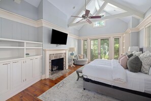 4 bedrooms, iron/ironing board, free WiFi, bed sheets - Pet Friendly, Private Courtyard, Walk to Wilson Village (Bluffton)