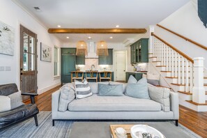 Smart TV, fireplace - Cozy Fireplace on the Porch + Bunk Room, Close to Moreland Treehouse (Bluffton)