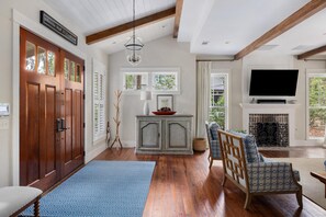Interior - Central location near Wilson Village, Wraparound porch w/views of the Golf Course (Bluffton)