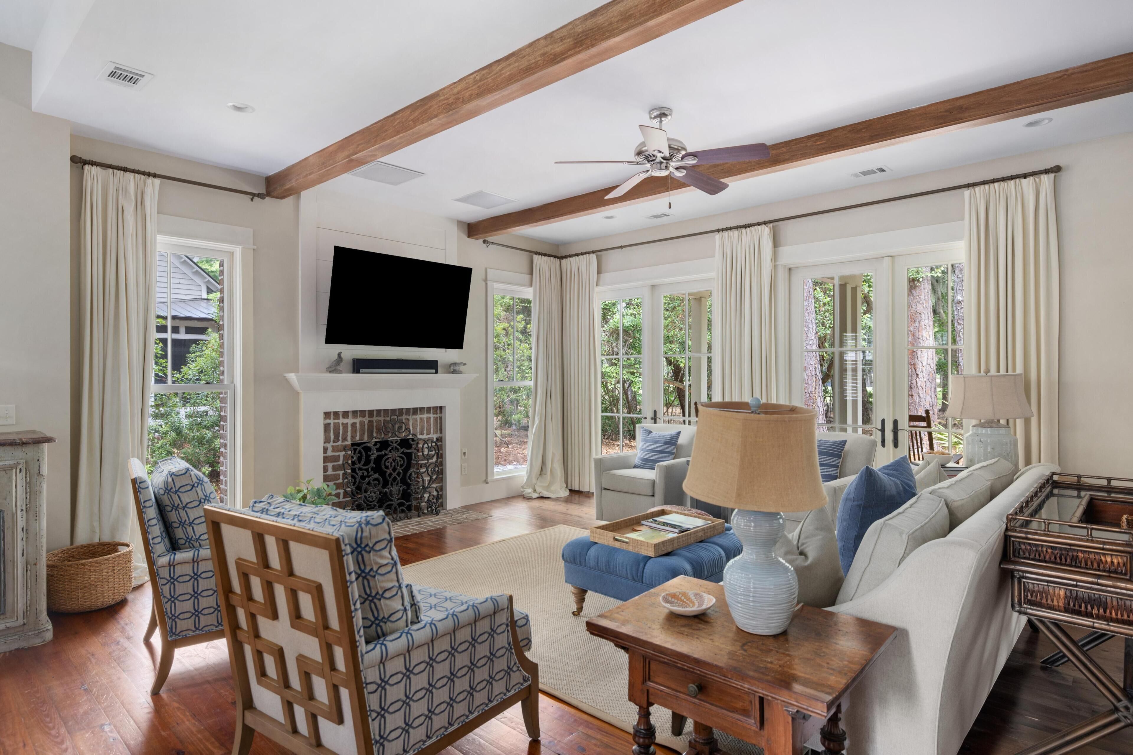 Smart TV, fireplace