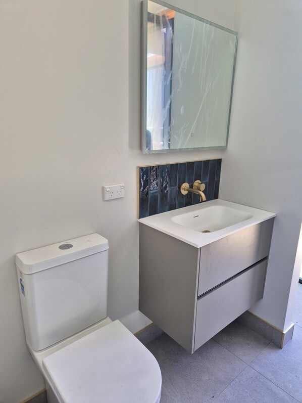 Bathroom - Trails End (Punakaiki)