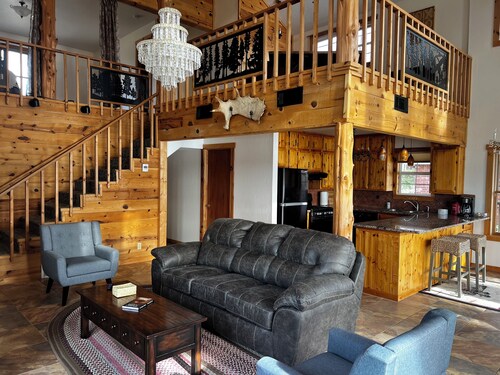  Lakefront Lodge on Lake Guthrie — Sleeps 8, Private Dock, Stunning Views