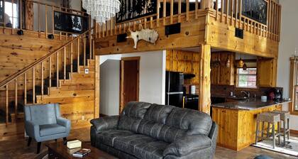 Lakefront Lodge on Lake Guthrie — Sleeps 8, Private Dock, Stunning Views