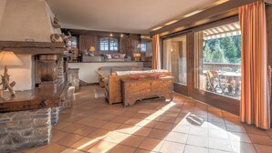 Uma sala de estar aconchegante com lareira, um sofá e uma mesa de jantar.