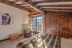 Tabla de planchar con plancha, wifi y ropa de cama 