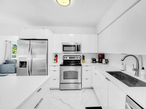 Een koelkast, een magnetron, een oven, een kookplaat