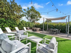 Outdoor dining - Casa Playa | Coastal Comfort 10 Min from Beach (Hallandale Beach)