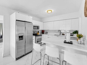 Fridge, microwave, oven, stovetop - Casa Playa | Coastal Comfort 10 Min from Beach (Hallandale Beach)