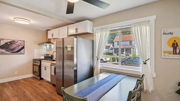 Microondas, horno, placa de cocina y lavavajillas